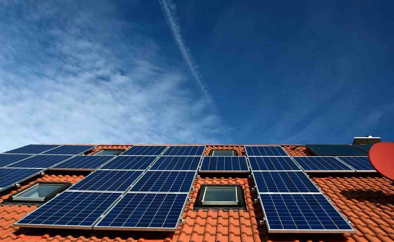 Can solar panels work in rain?