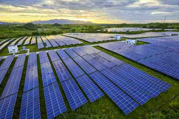 How much does the government pay for solar energy?
