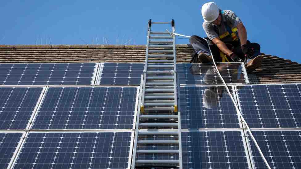 What is the average electric bill with solar panels?
