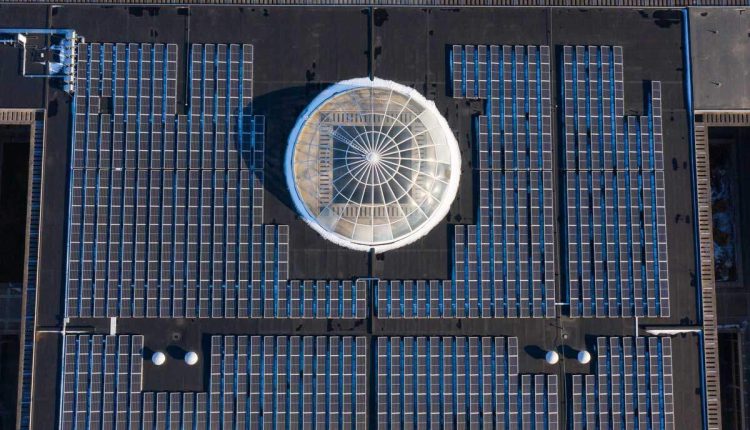 5 Advantages of Solar Panels for Commercial Buildings